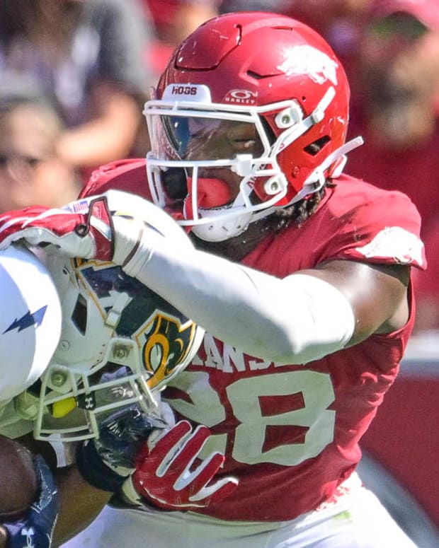 Razorbacks linebacker Jaheim Thomas makes a play against Kent State